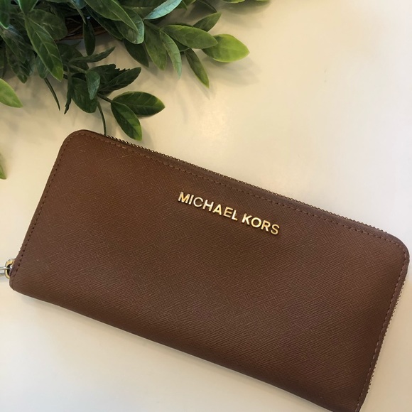 Michael Kors Handbags - ✅Michael Kors Leather Wallet in Camel, Like NEW